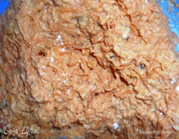 Объединить обе массы, перемешать.  Количество муки нужно регулировать, тесто будет мягким и липким. Если поджимает время, можно выложить тесто ложкой на противень, посыпать сверху сахаром  и отправить на 15 минут в разогретую  духовку, получится нежное печенье.
