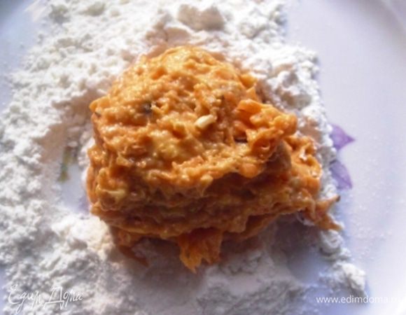 Для того чтобы слепить фигурки, необходимо ввести оставшуюся муку и перемешать тесто до однородности. Разделить тесто на 12 частей. Каждую обвалять в муке, слепить колобок, прижать его ладошкой к столу и сформировать фигурки. 