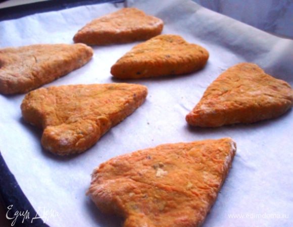 У меня получились сердечки длиной 10 см и толщиной 1 см. Аккуратно выложить заготовки на застеленный пергаментом противень. 
