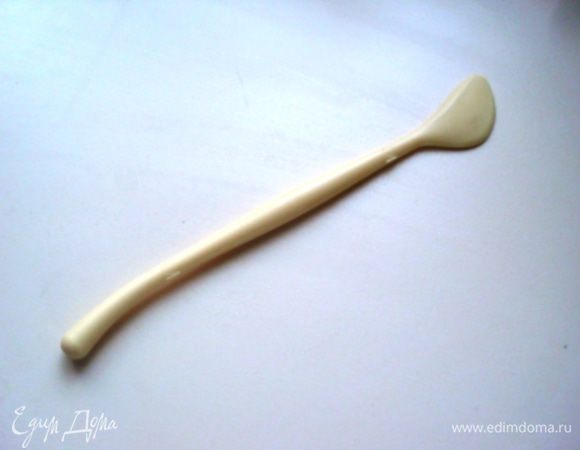 Подровнять фигурки можно с помощью  стека  для лепки из пластилина)) 
