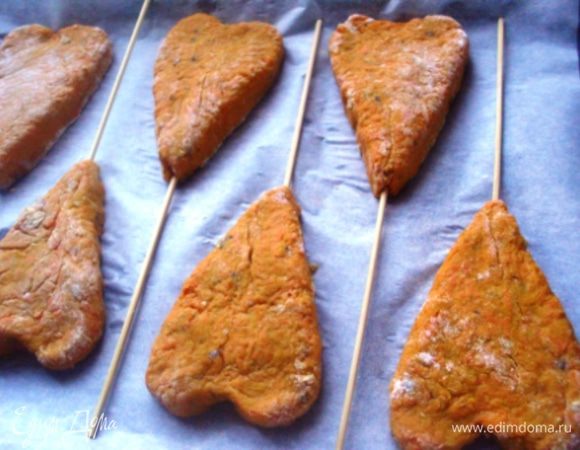 Можно воткнуть, предварительно вымоченные в воде, бамбуковые шпажки (такие лакомства очень удобно будет дарить и кушать))
