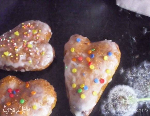 С помощью силиконовой кисточки нанести глазурь на остывшие сердечки и украсить кондитерской посыпкой.

