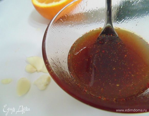 В глубокой сковороде разогреть оливковое масло, обжарить мясо с двух сторон до золотистой корочки на сильном огне.
Приготовить соус: смешать коньяк, мед, соевый соус, сухой имбирь (или свежий по вкусу) , добавить щепотку острого молотого красного перца.
Чеснок почистить.