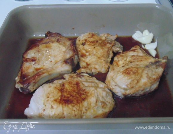 Мясо переложить в форму, выложить чеснок, залить мясо соусом, накрыть фольгой и поставить в разогретую духовку до 180 гр на 30 минут. За время приготовления мясо один раз перевернуть.