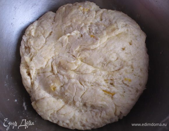 
Растопить сливочное масло. Добавить йогурт, гашеную лимонным соком соду, соль, лимонную цедру и муку. Замесить тесто.