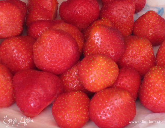 Клубнику помыть, выложить на бумажное полотенце.