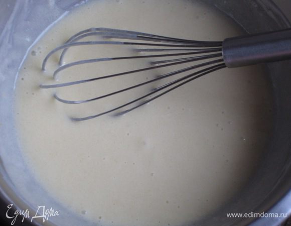 Заливка:смешать йогурт, сахар, яйцо, муку и взбить венчиком до однородного состояния.