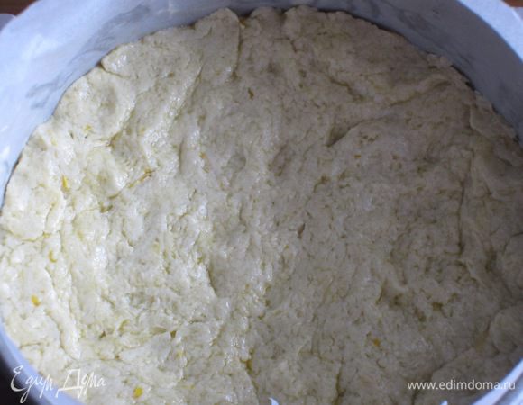 В форму с пергаментом выложить тесто.