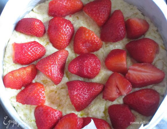 
Сверху выложить клубнику ...