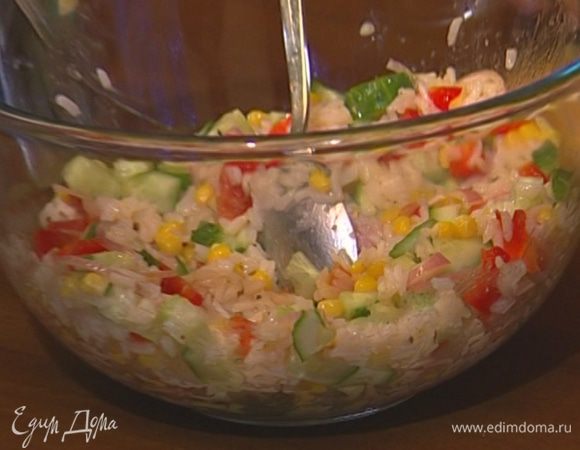 Салат посолить, посыпать измельченной зеленью и все перемешать.