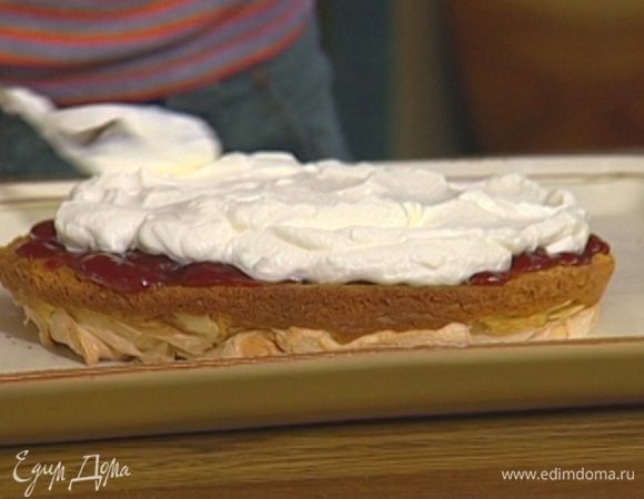 Одну остывшую меренгу перевернуть так, чтобы сверху было тесто, смазать клубничным вареньем и взбитыми сливками.