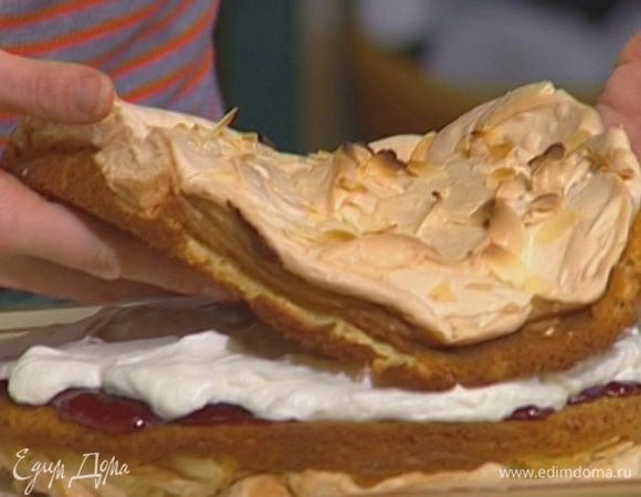 Сверху положить второй корж, так чтобы меренга была сверху.