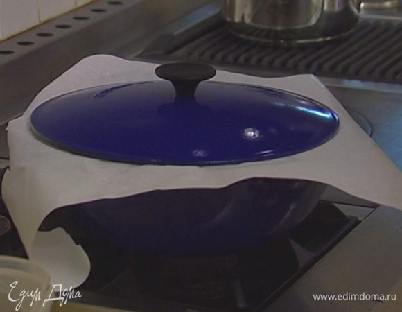 Накрыть кастрюлю бумагой для выпечки, а сверху — крышкой. Тушить на медленном огне 2–2,5 часа.