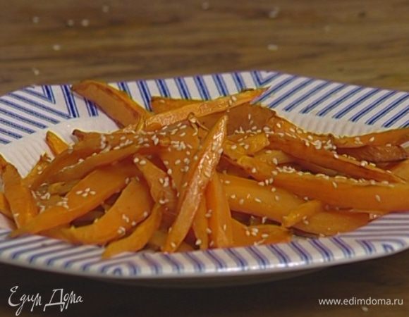 Присыпать кунжутным семенем.