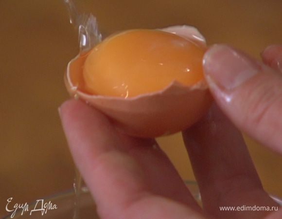 Белки отделить от желтков.