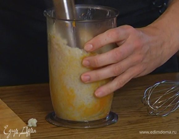 Готовый рис соединить с желтками и с апельсиновой цедрой и взбить все блендером.