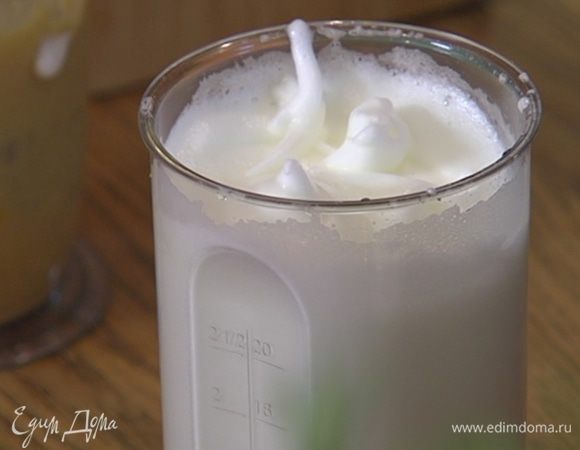 Белки взбить в пышную массу.