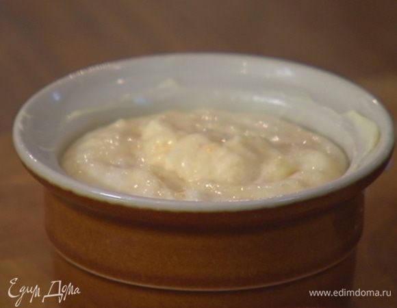 Небольшие керамические формы смазать оставшимся сливочным маслом, разложить рисовую массу и выпекать суфле в разогретой духовке 12 минут.