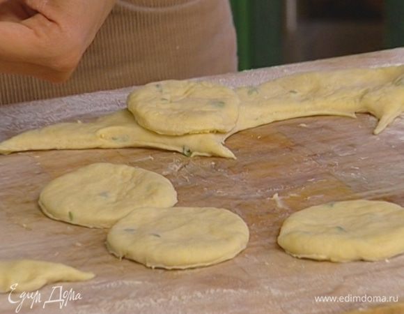 Вырезать из него небольшие кружки. 