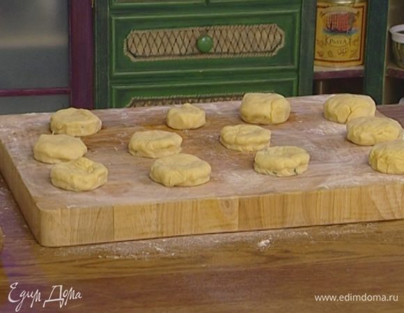 Положить один кружок на другой и скатать из них булочку. 