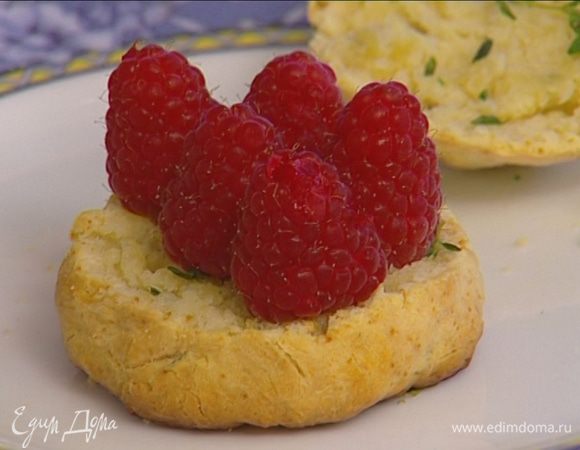 Выложить на одну половину слой взбитых сливок, сверху 5–6 ягод малины.
