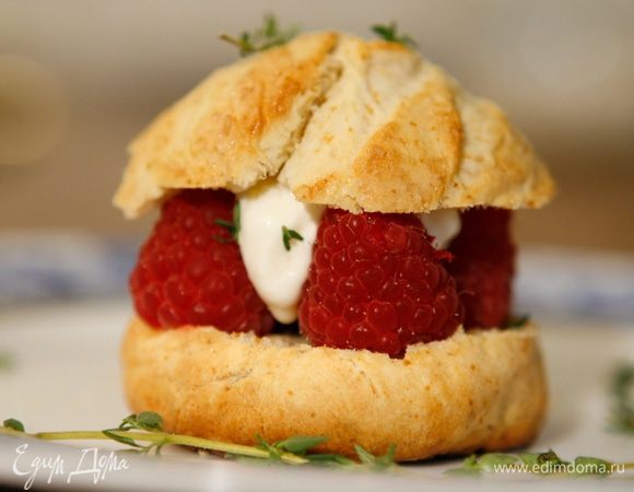 Сверху выложить еще немного сливок и накрыть второй половиной булочки. 