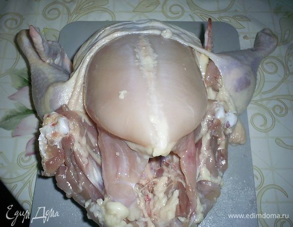 Вот так выглядит наша курочка после проделанных операций. Кожу стягиваем назад как чулок вместе с голенями. Продолжаем снимать кожу с грудки, затем переверните курицу спинкой вверх.