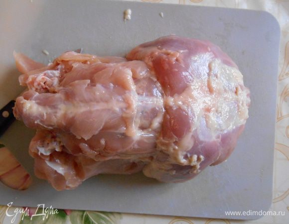 С куриной тушки срезаем мясо.