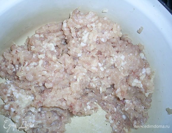 Пропускаем срезанное мясо через мясорубку.