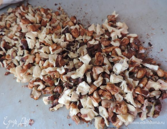 Грецкие орехи рубим не сильно мелко.