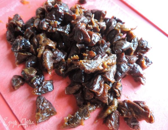 Промытый чернослив нарезаем на мелкие кусочки.