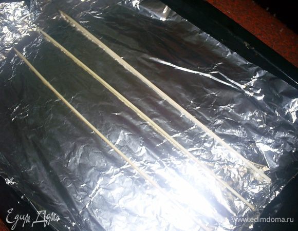 Хочу заметить, чтоб курочка не прилипла к фольге, под курицу желательно подложить деревянные палочки или шпажки, а фольгу смазать растительным маслом.