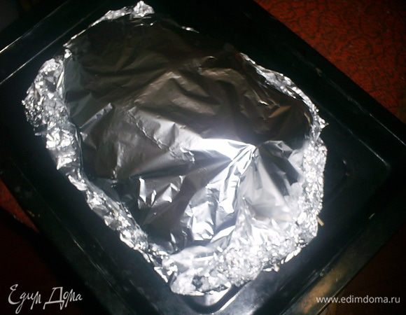 Накрываем курочку фольгой и отправляем в разогретую до 180-190 градусов духовку примерно на 40 минут. Затем откройте фольгу и дайте курочке подрумяниться еще минут 10. Следите, чтоб курица не подгорела.