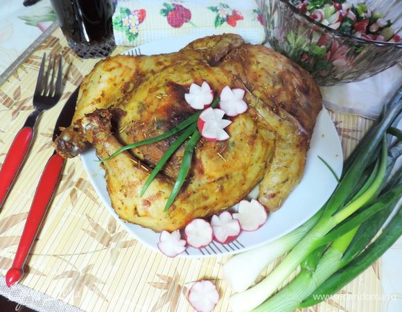 Даем курочке немного остыть, украшаем по своему вкусу и подаем к столу.