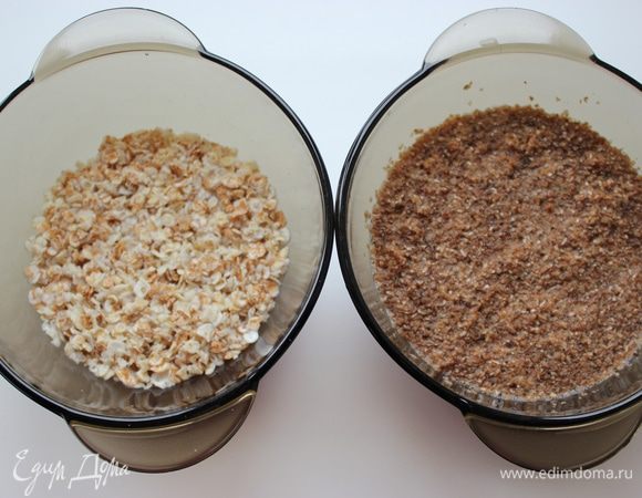 Запарить отруби и хлопья кипятком.