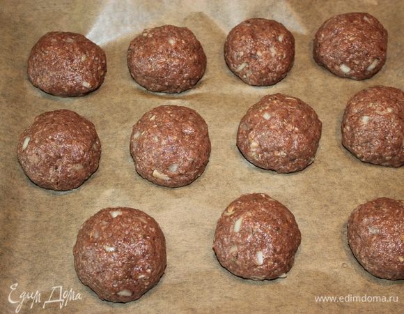 Формируем шарики и отправляем  в духовку на 20 минут при 200 градусов.