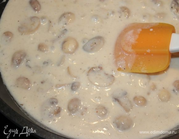 Пока котлетки пекутся, приготовим соус. На сливочном масле обжарим грибы. В молоке растворить муку и мускатный орех. Добавить к грибам, посолить. Тушим минут 10-15.