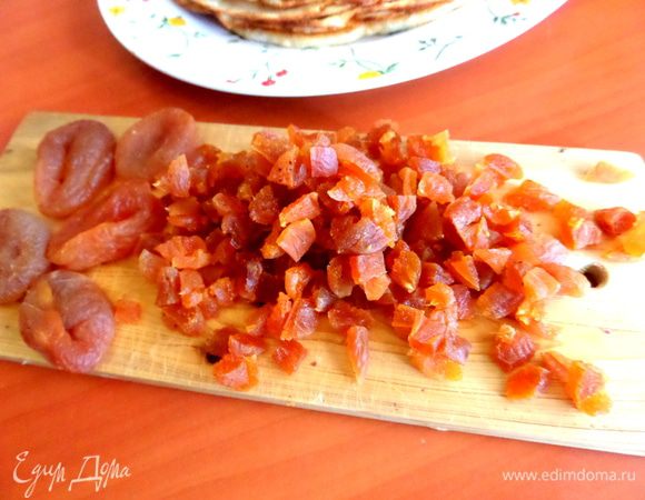 Курагу помыть, отжать, измельчить.