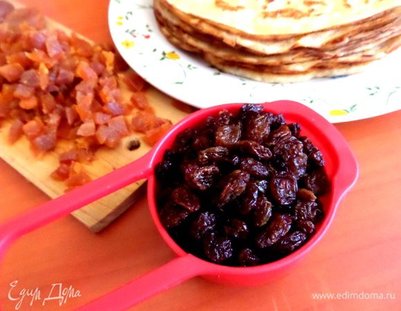 Изюм перебрать, промыть, отжать.