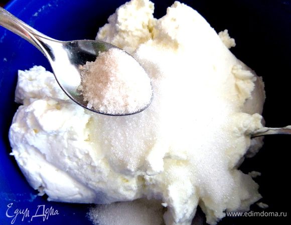 Творог взять пастообразный, добавить оба вида сахара по вкусу.