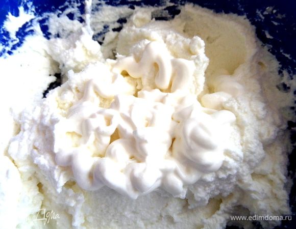 Если совсем обезжиренный (как у меня!), можно добавить немного сметанки.