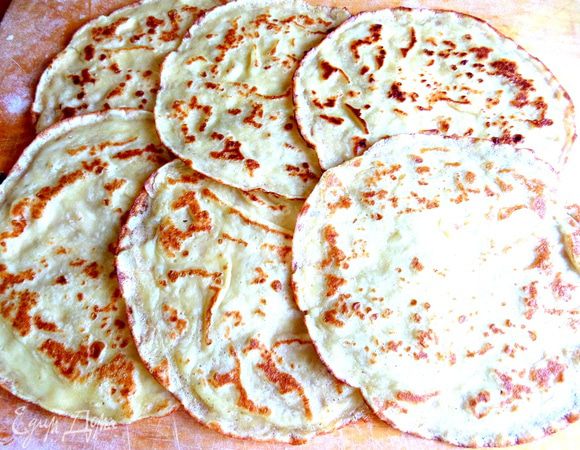 Сначала я расстелила 6 блинчиков (17 см в диаметре) внахлёст друг на друга, чтобы получилось единое полотно.