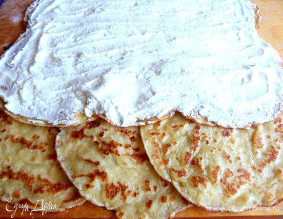 Но потом увидела, что начинка остаётся и подсунула под верхние ряды ещё 3 блиночка))) Всего ушло на рулет 9 блинчиков!