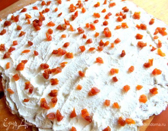 Когда творог был нанесён ровным слоем, насыпала кусочки кураги равномерно.