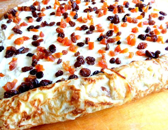 Подгибаем края и плотно закручиваем рулет. 