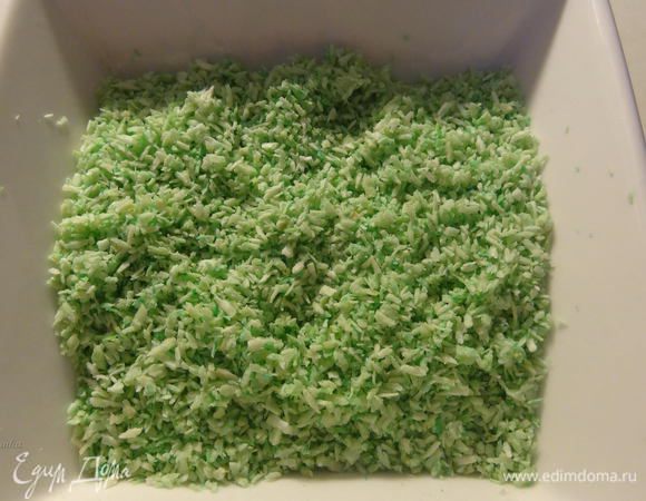 У меня была обычная белая кокосовая стружка, но она показалась мне скучной и я ее покрасила в зелененький цвет. Для этого в отдельной мисочке смешала кокосовую стружку с красителем и водой. Затем с помощью фуд-процессора немного измельчила ее. Выложила в пиалу и оставила высыхать, периодически помешивая (как вспоминала). Не скажу точно за сколько времени она стала сухой. Я делала поздно вечером, а к утру она уже была сухая.