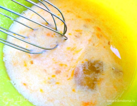 Для этого взбить молоко с яйцом.