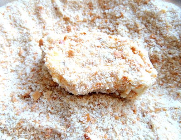 Обваливаем с двух сторон в сухарях.