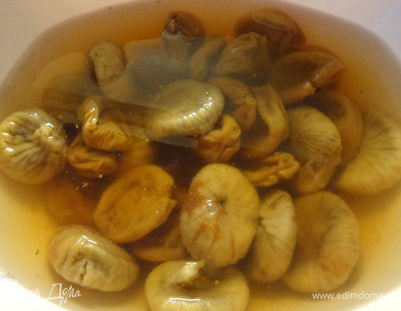 Курагу и инжир залить горячей (не кипятком) водой. Добавить туда ром и оставить на 1 час. *Если конфетки будут кушать дети, то заменить ром с водой на апельсиновый сок, который перед этим необходимо будет нагреть.