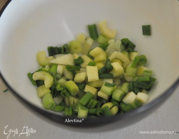 Лук зеленый и сельдерей порезать мелко.
